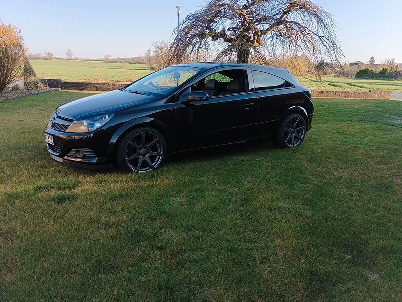 Schwarz Gebraucht 2009 Opel Astra GTC Edition Limousine | 3.200 € (Fairer Preis) - Bild 1/4