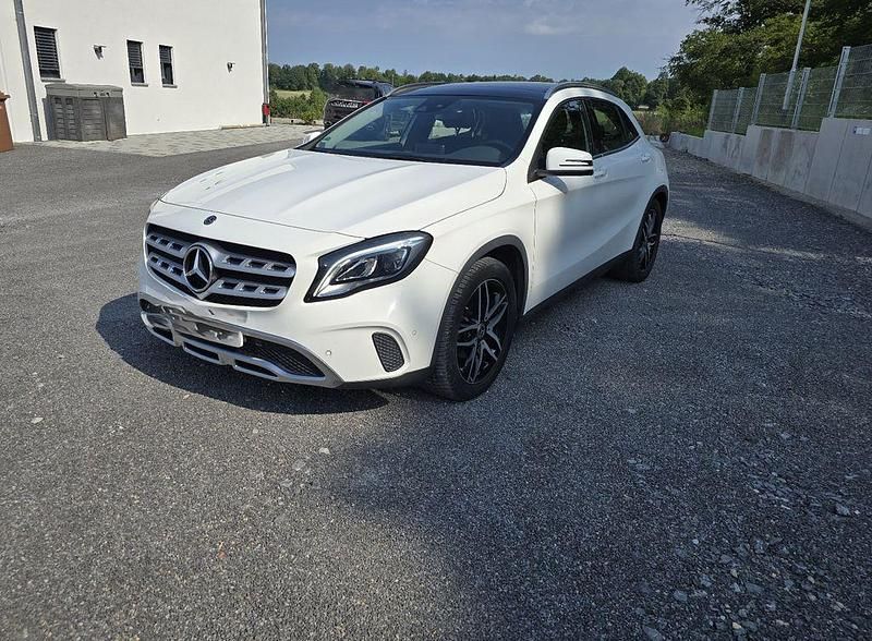 Weiß Gebraucht 2019 Mercedes GLA200 SUV | 27.999 € (Fairer Preis) - Bild 1/4