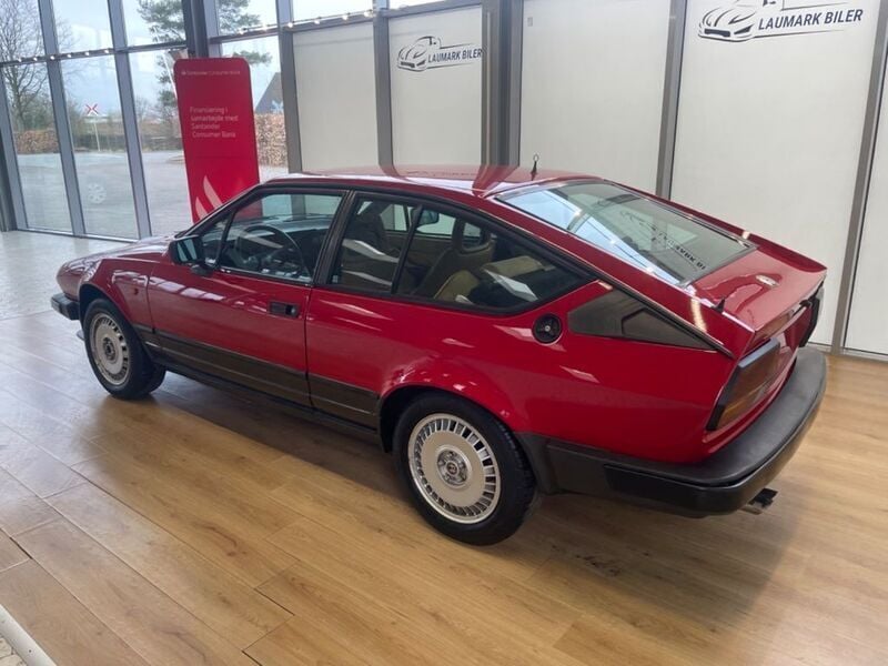 Gebraucht Alfa Romeo Alfetta 218 PS (160 kW) 1984 Rot Limousine