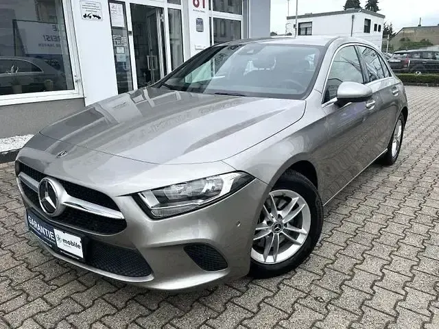 Gebraucht Mercedes A200 Progressive 163 PS (119 kW) 2019 Silber Limousine