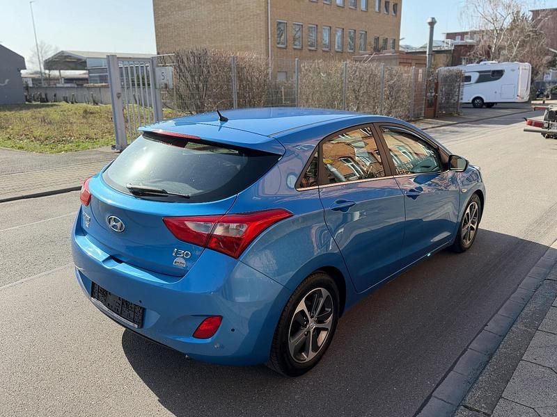 Gebraucht Hyundai i30 YES! Silver 135 PS (99 kW) 2015 Blau Limousine