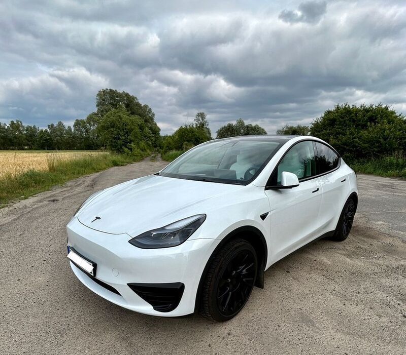 Weiß Gebraucht 2023 Tesla Model Y Standard Range SUV | 36.999 € (Etwas zu teuer) - Bild 1/4