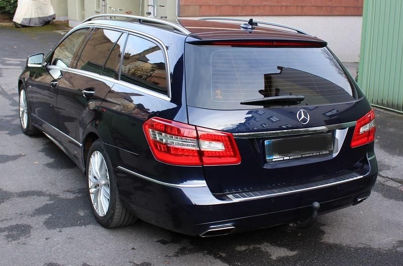 Gebraucht Mercedes E200 Avantgarde 184 PS (135 kW) 2012 Blau Kombi