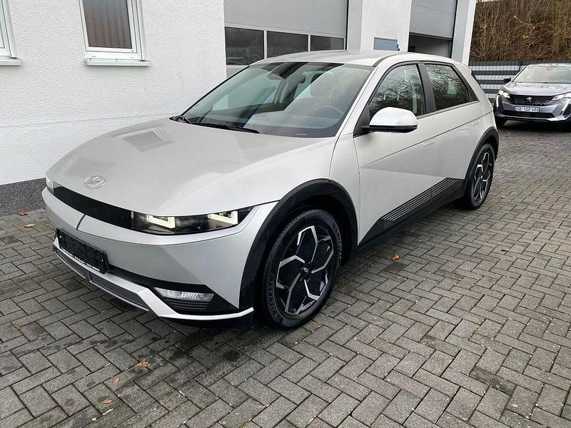 Grau Gebraucht 2022 Hyundai Ioniq Kleinwagen | 20.490 € (Superpreis) - Bild 1/4