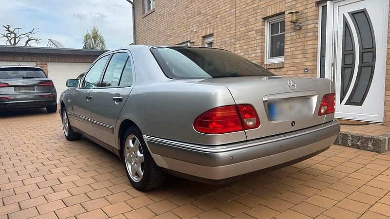 Usata Mercedes E240 Elegance 170 CV (125 kW) 1998 Argento Berlina