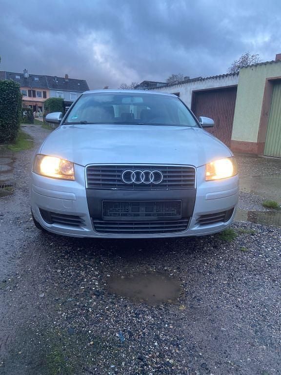 Grau Gebraucht 2004 Audi A3 Ambiente Limousine | 2.550 € (Etwas zu teuer) - Bild 1/4