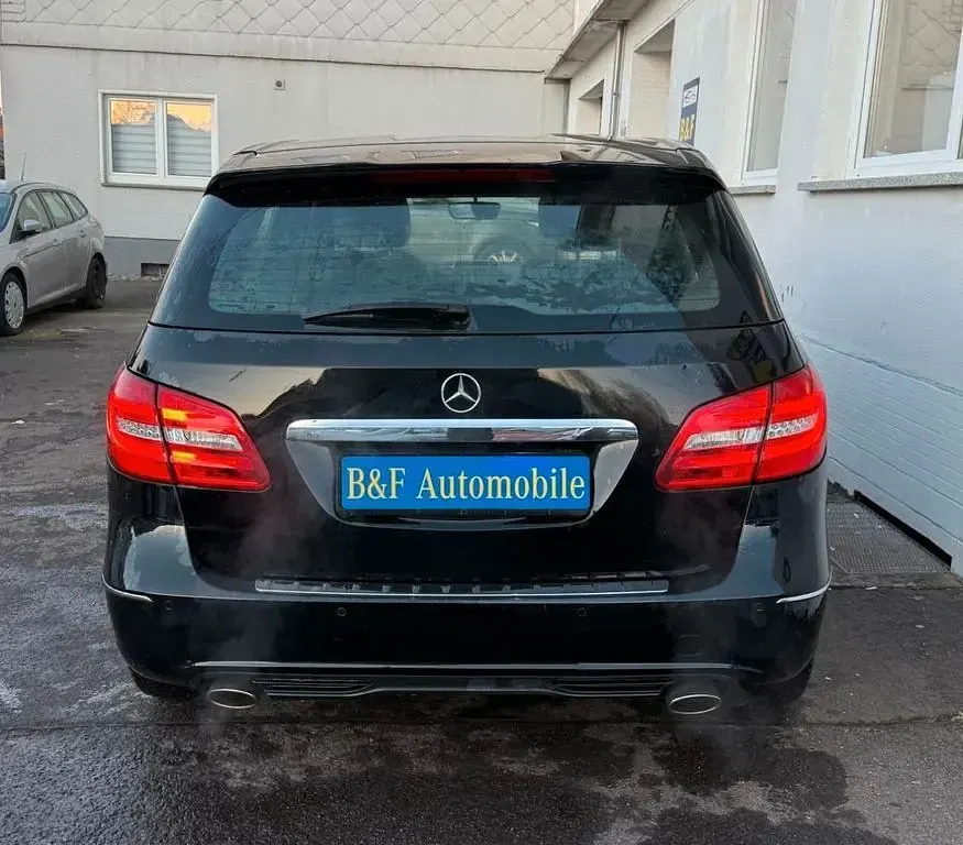 Gebraucht Mercedes B180 122 PS (89 kW) 2013 Schwarz Kleinwagen