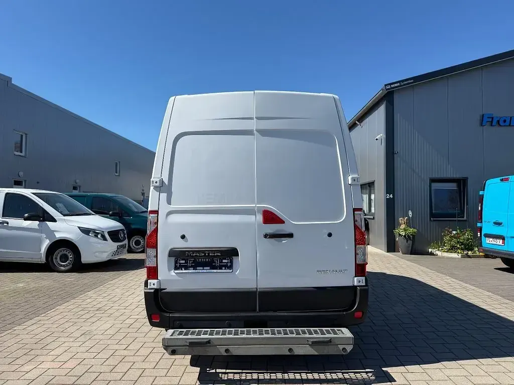 Used Renault Master 145 HP (106 kW) 2020 White Minivan