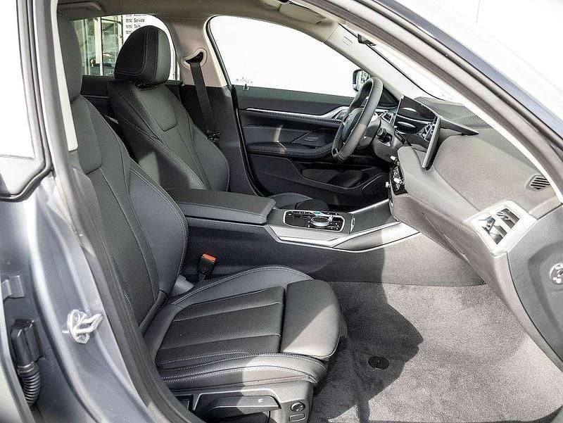 Neu BMW i4 Sport Line 250 kW (340 PS) 2026 Skyscraper grau metallic Limousine