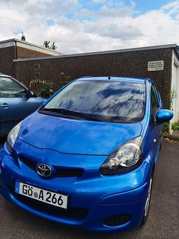 Blau Gebraucht 2011 Toyota Aygo Kleinwagen | 2.250 € (Guter Preis) - Bild 1/4
