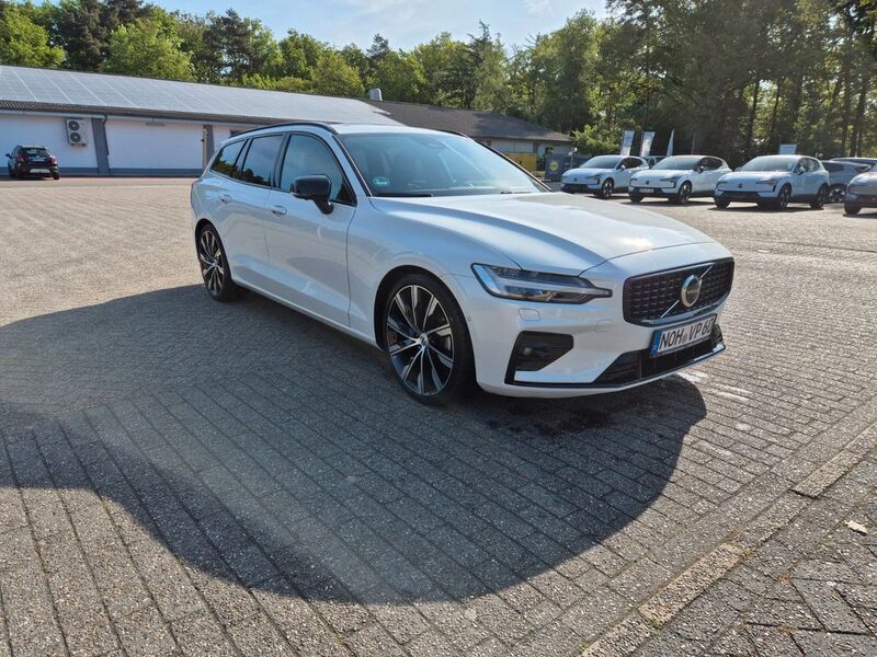 Crystal white pearl / metallic Gebraucht 2024 Volvo V60 Ultra Kombi | 47.900 € - Bild 1/4