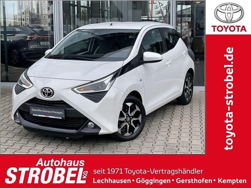 Schneeweiß Gebraucht 2021 Toyota Aygo X-play Kleinwagen | 8.680 € (Guter Preis) - Bild 1/4