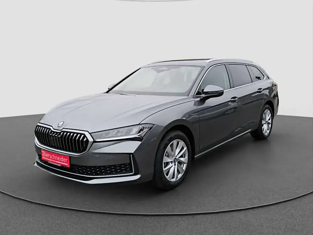 Neu Skoda Superb Selection 193 PS (141 kW) 2025 Grau Kombi