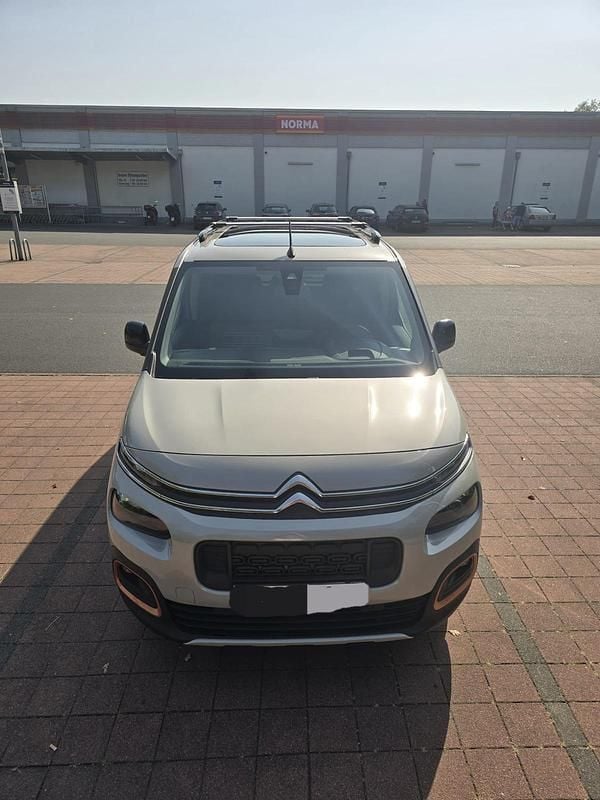 Grau Gebraucht 2018 Citroën Berlingo XTR Van / Kleinbus | 12.800 € (Fairer Preis) - Bild 1/4