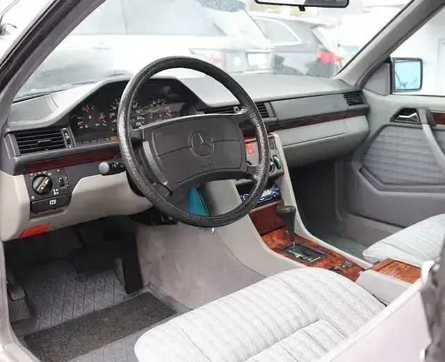 Gebraucht Mercedes 230 132 PS (97 kW) 1991 Silber Coupé