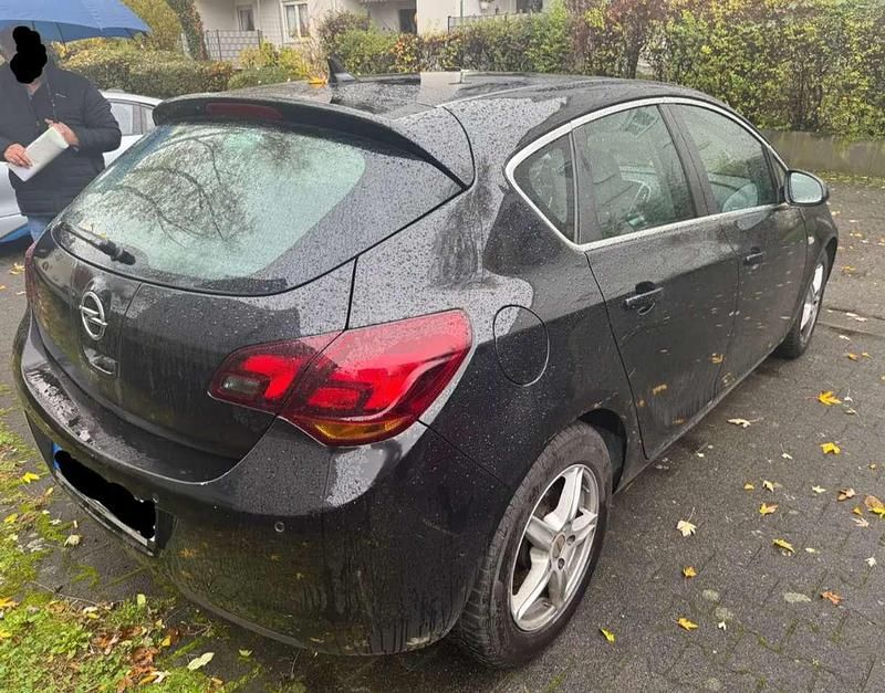 Gebraucht Opel Astra Innovation 140 PS (102 kW) 2012 Schwarz Limousine