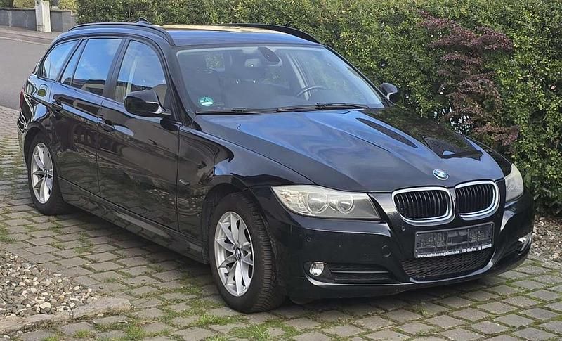 Schwarz Gebraucht 2011 BMW 320 Kombi | 3.800 € (Superpreis) - Bild 1/4