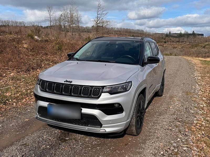 Usado Jeep Compass 241 HP (177 kW) 2022 Prateado SUV