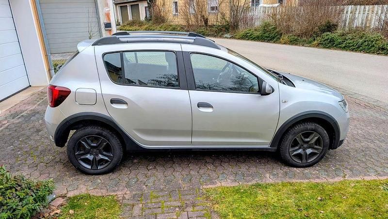 Gebraucht Dacia Sandero Celebration 90 PS (66 kW) 2017 Grau Limousine