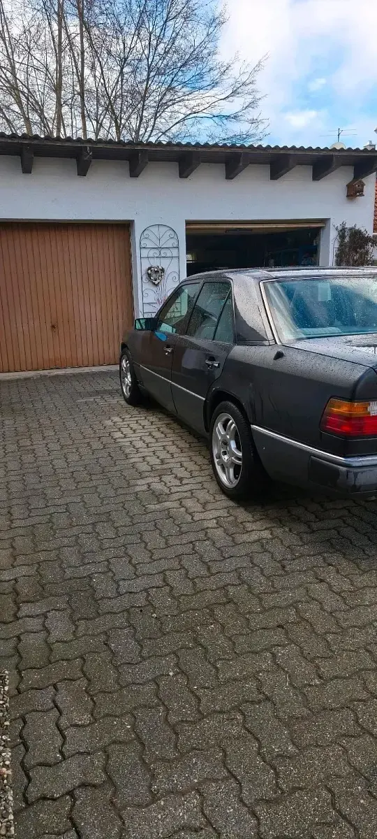 Gebraucht Mercedes E230 133 PS (97 kW) 1990 Schwarz Limousine