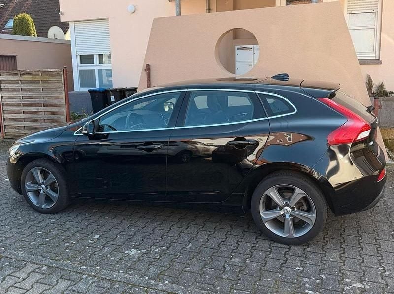 Gebraucht Volvo V40 Inscription 122 PS (89 kW) 2017 Schwarz Kombi