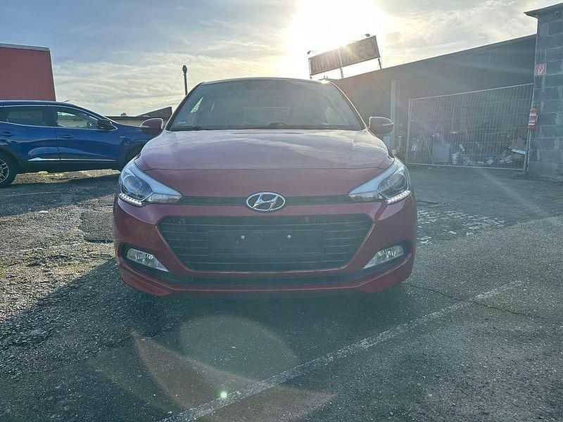 Gebraucht Hyundai i20 Classic 101 PS (74 kW) 2017 Rot Limousine