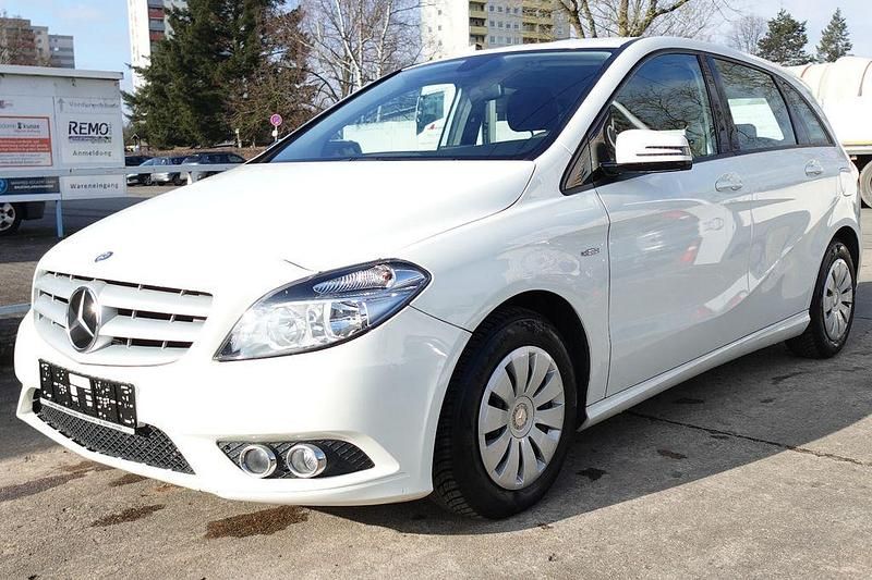 Gebraucht Mercedes B180 109 PS (80 kW) 2012 Weiß Van / Kleinbus