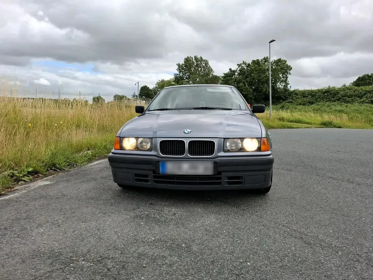 Gebraucht BMW 318 90 PS (66 kW) 1995 Silber Limousine