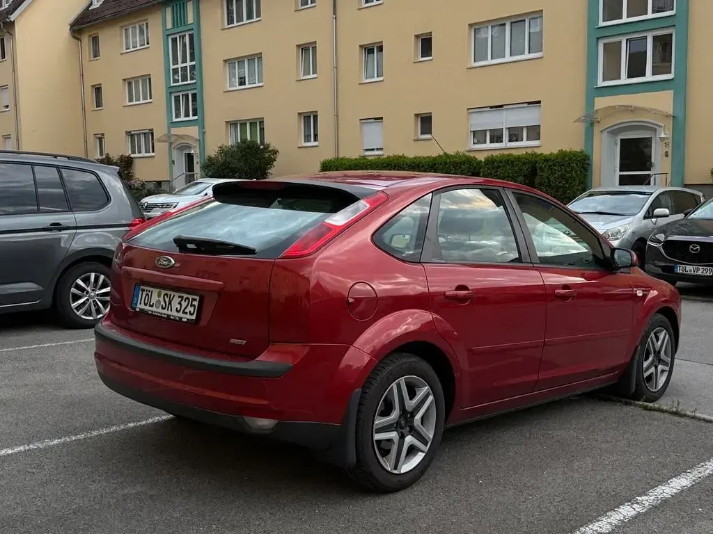 Gebraucht Ford Focus Ambiente 101 PS (74 kW) 2008 Rot Limousine