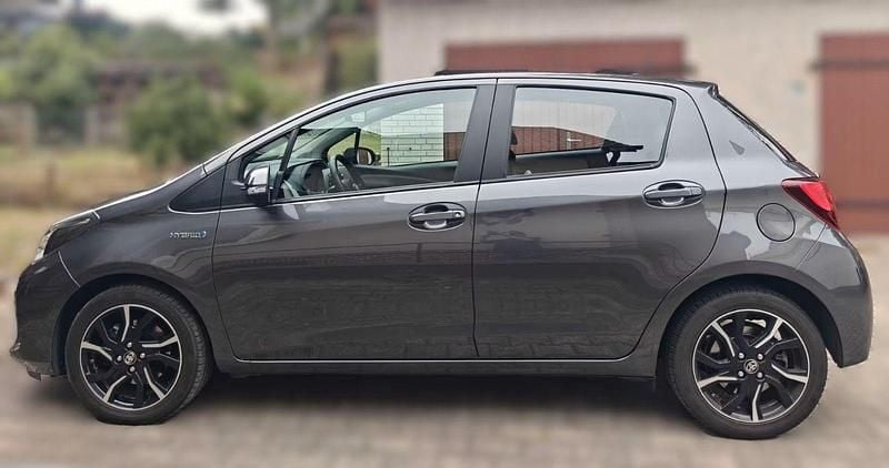 Gebraucht Toyota Yaris Hybrid Lounge 101 PS (74 kW) 2016 Grau Kleinwagen