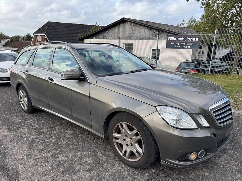 Grau Gebraucht 2010 Mercedes E200 Limousine | 3.900 € - Bild 1/4