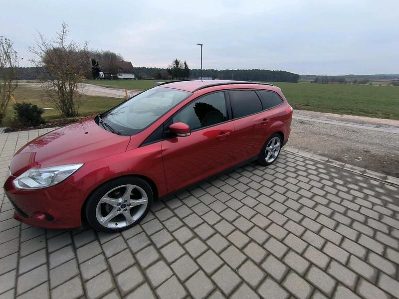 Gebraucht Ford Focus 101 PS (74 kW) 2014 Rot Kombi