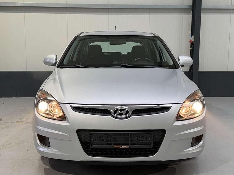 Gebraucht Hyundai i30 Edition+ 109 PS (80 kW) 2009 Continental silver Kleinwagen