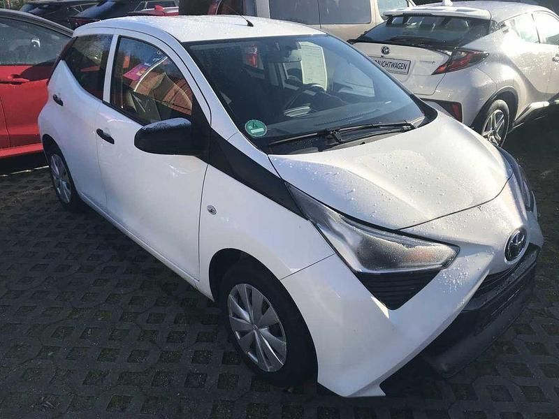 Pianosaweiß Gebraucht 2019 Toyota Aygo Business Edition Kleinwagen | 8.990 € (Fairer Preis) - Bild 1/4