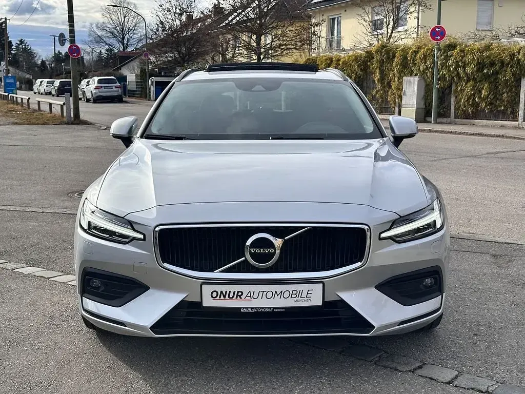 Gebraucht Volvo V60 Momentum 197 PS (144 kW) 2021 Silber Kombi