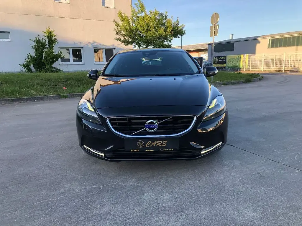 Second-hand Volvo V40 You! 120 CP (88 kW) 2014 Negru Berlinǎ
