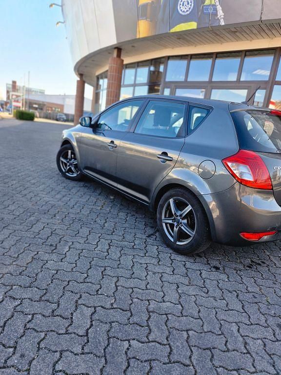 Gebraucht Kia Ceed Spirit 109 PS (80 kW) 2010 Grau Kleinwagen