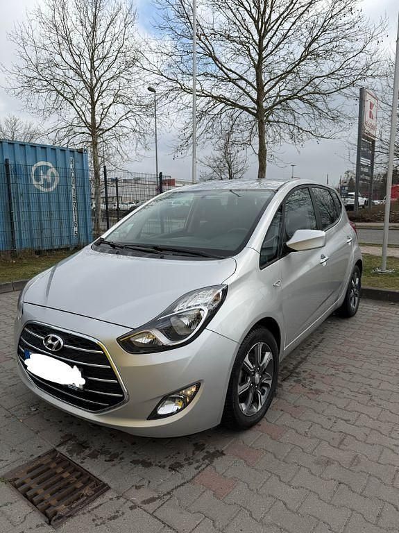 Gebraucht Hyundai ix20 125 PS (91 kW) 2016 Silber Kleinwagen