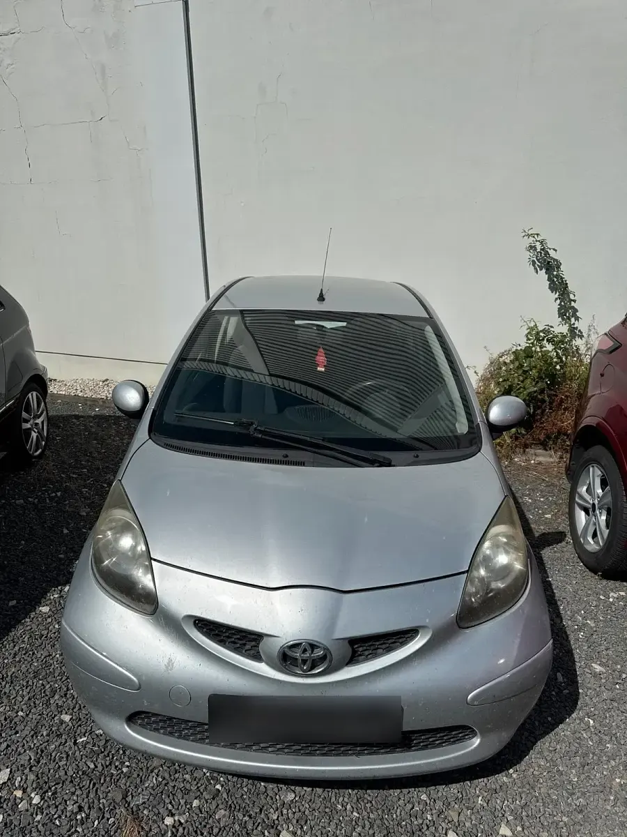 Gebraucht Toyota Aygo 68 PS (50 kW) 2005 Silber Kleinwagen