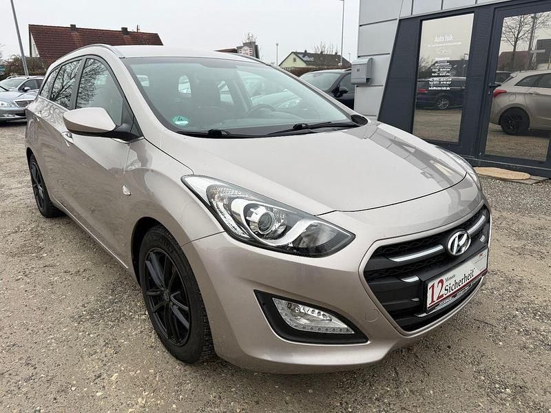 Grau Gebraucht 2015 Hyundai i30 Kombi | 7.499 € (Fairer Preis) - Bild 1/4