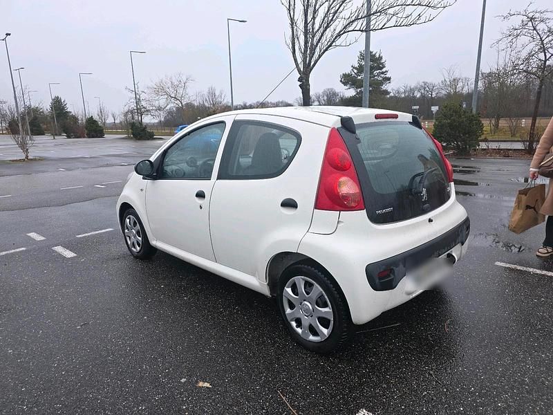 Gebraucht Peugeot 107 68 PS (50 kW) 2010 Weiß Kleinwagen