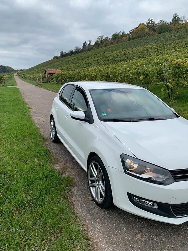 Weiß Gebraucht 2011 VW Polo Team Limousine | 4.850 € (Fairer Preis) - Bild 1/4