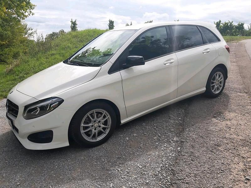 Weiß Gebraucht 2016 Mercedes B200 Urban Van / Kleinbus | 15.740 € (Guter Preis) - Bild 1/4