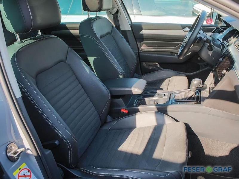 Gebraucht VW Passat Elegance 150 PS (110 kW) 2023 Mondsteingrau Kombi