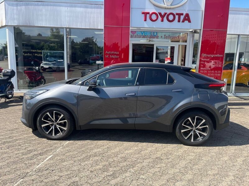 Marlin grau metallic / dach schwarz Gebraucht 2023 Toyota C-HR Team SUV | 31.980 € (Teuer) - Bild 1/4