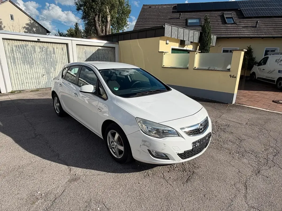 Gebraucht Opel Astra 87 PS (63 kW) 2011 Weiß Kleinwagen