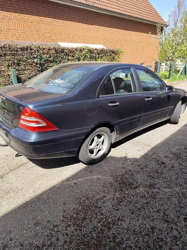 Second-hand Mercedes C200 Classic 116 CP (85 kW) 2002 Berlinǎ
