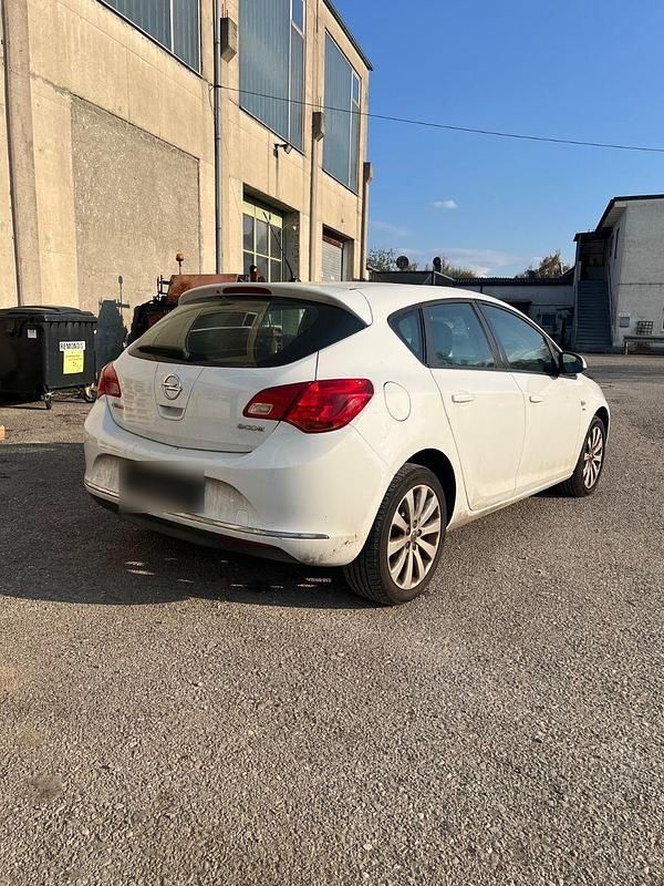 Gebraucht Opel Astra Active 101 PS (74 kW) 2013 Weiß Kleinwagen