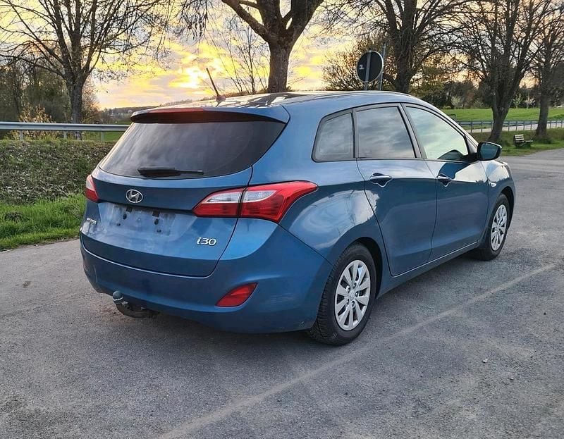 Gebraucht Hyundai i30 110 PS (80 kW) 2016 Blau Kombi