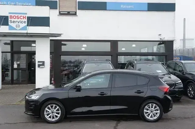 Używany Ford Focus Cool & Connect 120 KM (88 kW) 2023 Czarny Sedan/Limuzyna
